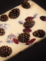 Шоколад белый с сосновой шишкой, вяленой клюквой и кокосом, 100гр.